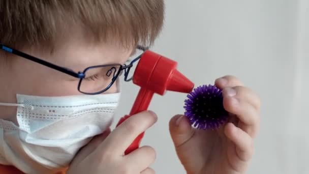 Chlapec Brýlemi Bílém Pozadí Bytě Světelné Místnosti Obličeji Lékařskou Maskou — Stock video