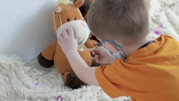 Het Huis Zittend Een Witte Deken Een Jongen Een Geel — Stockvideo