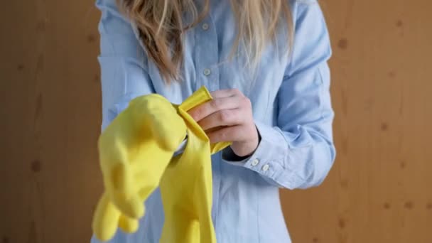 Close Uma Menina Uma Camisa Azul Com Botões Contra Fundo — Vídeo de Stock