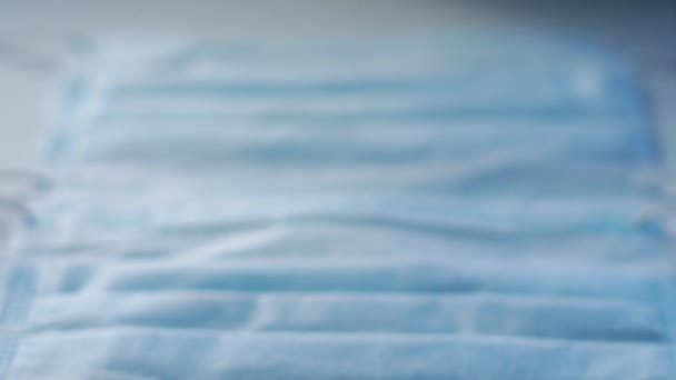 防晒口罩用于防晒蓝色微生物的医疗口罩躺在白光下的白光下 在白天的近照下 面料质感清晰可见 静止不动 — 图库视频影像