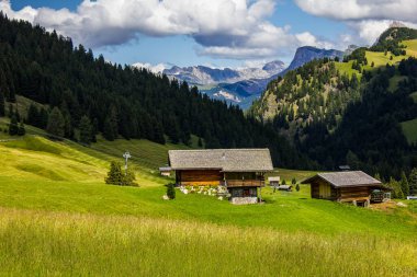 Arka planda Dolomitlerle Seiser Sadakasında Chaletler