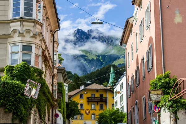 Innsbruck 'taki binalar ve Arkaplanda Dağlar