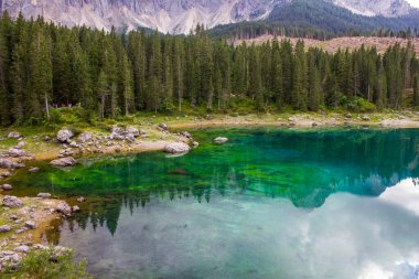 İtalya 'daki Carezza Gölü manzarası