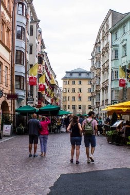 Innsbruck 'un Eski Kasabasında Yürüyen İnsanlar