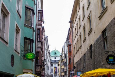 Innsbruck 'taki St. James Katedrali ve Renkli Binalar Manzarası