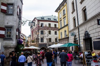 Innsbruck şehir merkezinde yürüyen insanlar