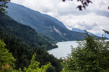 Molveno Gölü manzarası, Güney Tyrol