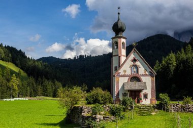 St. Johann Kilisesi manzarası, Santa Maddalena arkasında Puez-Geisler Dolomitleri ile