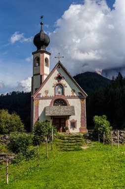 St. Johann Kilisesi manzarası, Santa Maddalena arkasında Puez-Geisler Dolomitleri ile