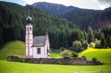 St. Johann Kilisesi manzarası, Santa Maddalena arkasında Puez-Geisler Dolomitleri ile