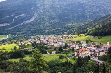 Güneşli bir günde Cavedago, Trentino manzarası