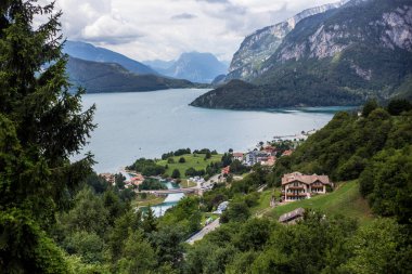 Molveno Gölü ve Kasabası, İtalya