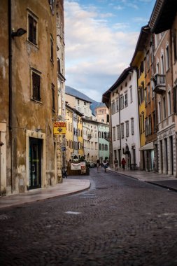 Trento, İtalya - 15 Ağustos 2019: Renkli Trento Binaları