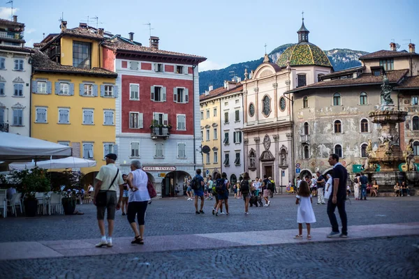 Trento, İtalya - 15 Ağustos 2019: Trento Eski Kasabasında Yürüyen İnsanlar