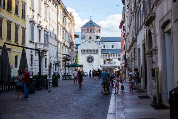 Trento, İtalya - 15 Ağustos 2019: Eski Trento Kasabasında Arka planda San Vigilio Katedrali ile Yürüyen İnsanlar