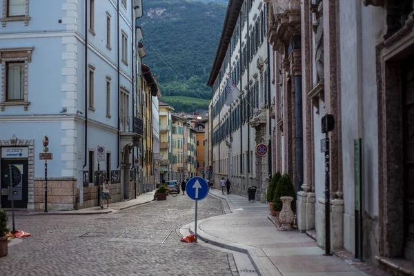 Trento, İtalya - 15 Ağustos 2019: Yazın Trento Sokakları