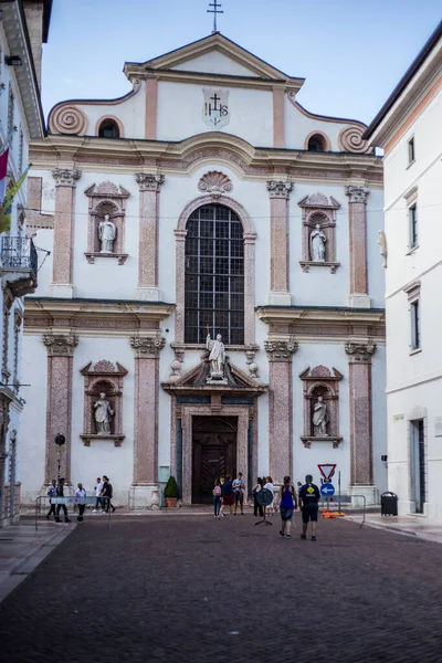 Trento Olaszország 2019 Augusztus Emberek Chiesa San Francesco Saverio Előtt — Stock Fotó