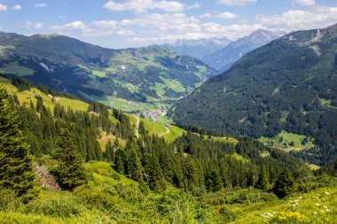 Tux Vadisi manzarası, Tyrol, Avusturya