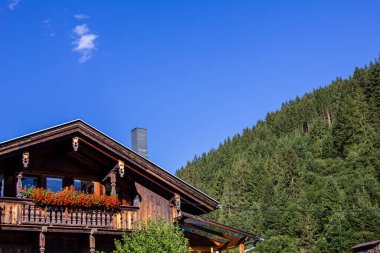 Yazın Avusturya, Tyrol 'da Balkonda Çiçeklerle Chalet
