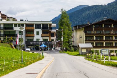 Hintertux, Avusturya - 10 Ağustos 2019: Nennerhof Apartmanları ve Badhotel Kirchler manzarası