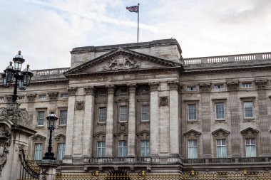 Londra, İngiltere - 8 Ekim 2018: Bulutlu bir günde Buckingham Sarayı manzarası