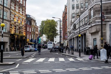 Londra, İngiltere - 8 Ekim 2018: Broadway Caddesi 'nde Yürüyen İnsanlar, Londra
