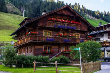 Lanersbach, Avusturya - 11 Ağustos 2019: Geleneksel Tyrolean Chalets 'in Bir Yaz Günü Görüntüsü
