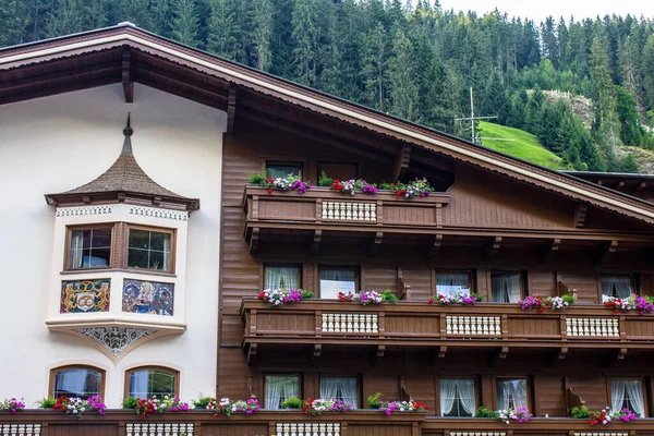 Tux オーストリア 2019年8月11日 TyrolのTux Valleyで花と装飾が施されたホテルのファサードの景色 — ストック写真