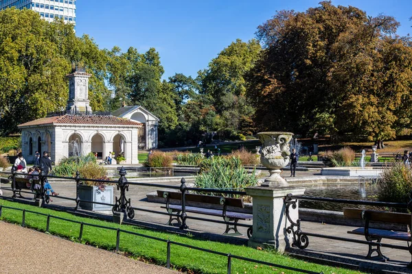 Londra Regno Unito Ottobre 2018 Persone Che Camminano Rilassano Nei — Foto Stock