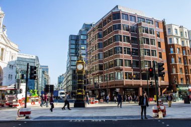 Londra, İngiltere - 10 Ekim 2018: Westminster, Londra 'da Yürüyen İnsanlar Küçük Ben' i Geçiyor