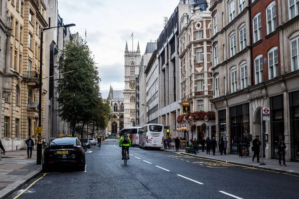 Londra, İngiltere - 8 Ekim 2018: Westminster Manastırı ile Tothill Caddesi