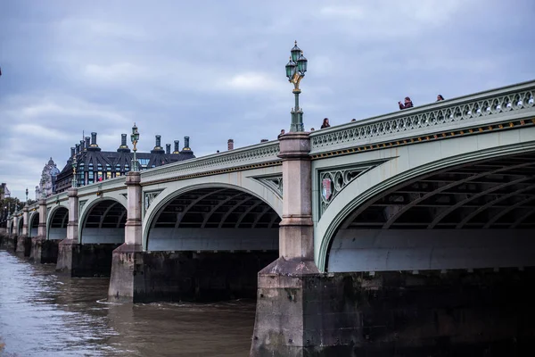 Лондон Великобритания Октября 2018 Года Люди Идут Вестминстерскому Мосту Облачный — стоковое фото