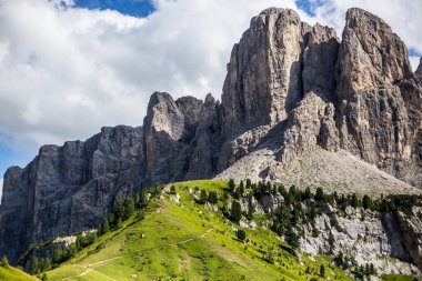 Güneşli bir günde Sella Grup Dağlarının Görünümü