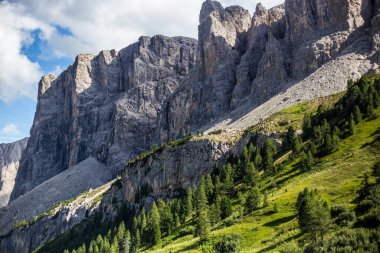 Selva di Val Gardena 'nın üzerindeki Sella Grup Dağlarının Görünümü (Wolkenstein in Groeden)