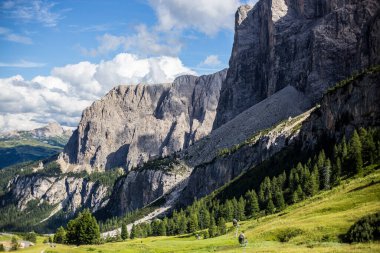 Selva di Val Gardena 'nın üzerindeki Sella Grup Dağları
