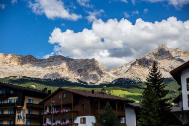 Güney Tyrol, İtalya - 14 Ağustos 2019: Arka planda Dolomitlerle Chalets Manzarası
