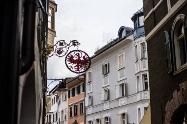 Bolzano, İtalya - 13 Ağustos 2019: Bolzano 'daki Renkli Eski Binaların Görünümü