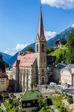 Bad Gastein, Avusturya - 20 Haziran 2018: Güneşli bir günde Bad Gastein 'daki Preim Kilisesi