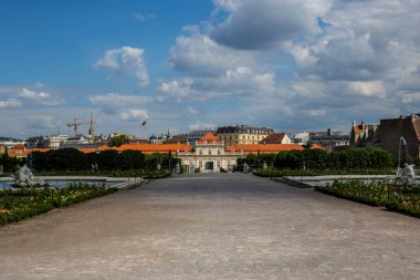 Viyana, Avusturya - 19 Haziran 2018: Aşağı Belvedere Sarayı ve Bahçesi