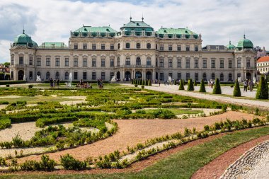 Viyana, Avusturya - 19 Haziran 2018: Bir Yaz Günü Yukarı Belvedere Sarayı ve Bahçesi