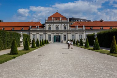 Viyana, Avusturya - 19 Haziran 2018: Güneşli bir günde Belvedere Sarayı ve Bahçesini Ziyaret Eden Turistler