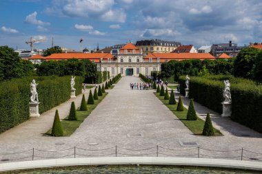 Viyana, Avusturya - 19 Haziran 2018: Güneşli bir günde Belvedere Sarayı ve Bahçesini Ziyaret Eden Turistler