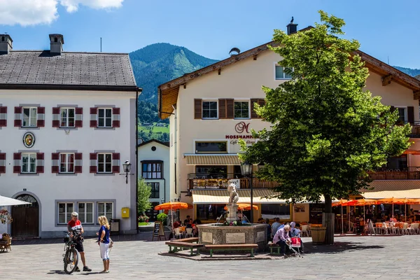 Zell am See, Avusturya - 20 Haziran 2018: Bir Yaz Günü Eski Kasabada Yürüyen İnsanlar