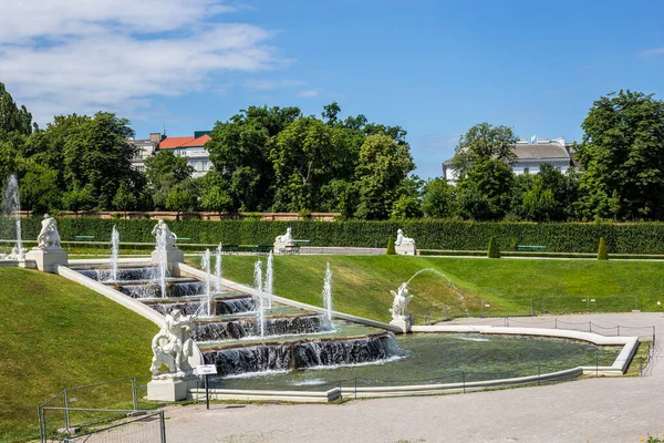 Viyana, Avusturya - 19 Haziran 2018: Bir Yaz Günü Belvedere Bahçesinde Cascades Fountain