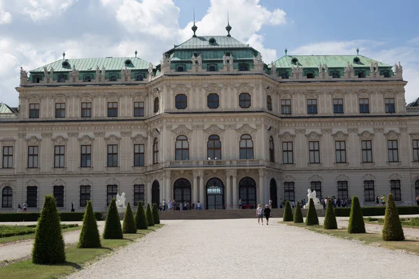 Viyana, Avusturya - 19 Haziran 2018: Bir Yaz Günü Yukarı Belvedere Sarayı ve Bahçesi
