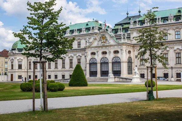 Viyana, Avusturya - 19 Haziran 2018: Bir Yaz Günü Yukarı Belvedere Sarayı manzarası