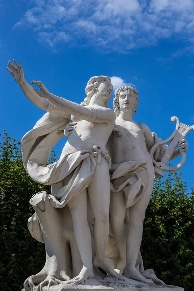 Viyana, Avusturya - 19 Haziran 2018: Aşağı Belvedere Bahçesinde Bir Heykel Görünümü