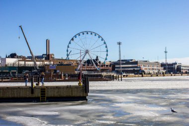 Helsinki, Finlandiya - 11 Mart 2017: Güney Limanı 'ndaki SkyWheel Helsinki ve Baltık Denizi manzarası