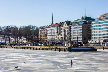 Helsinki, Finlandiya - 11 Mart 2017: Güney Limanı 'ndaki Binalar ve Baltık Denizi