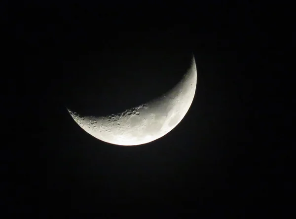 Meia lua fundo preto — Fotografia de Stock